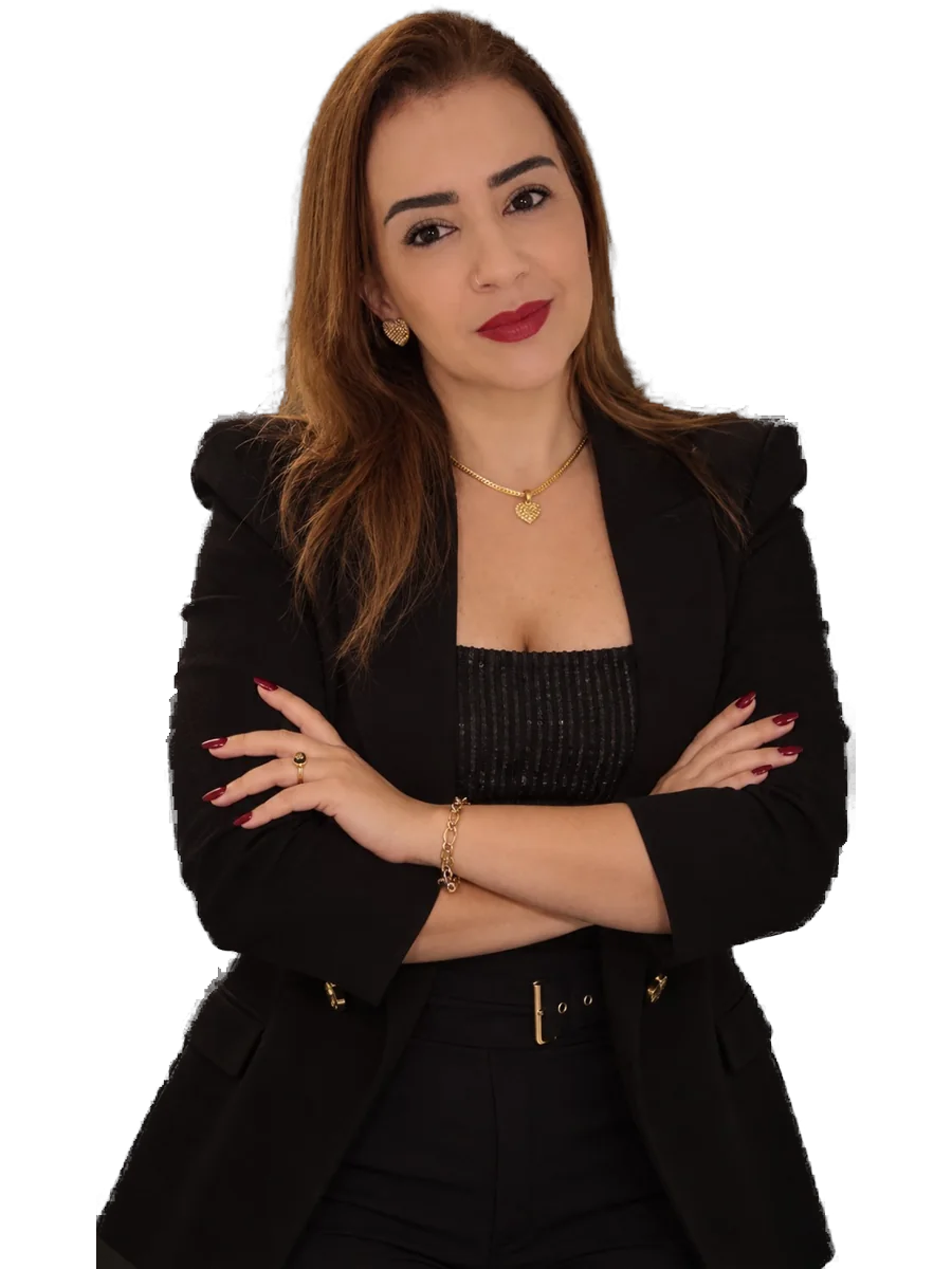 Dra. Sandra Braga, de blazer preto e braços cruzados