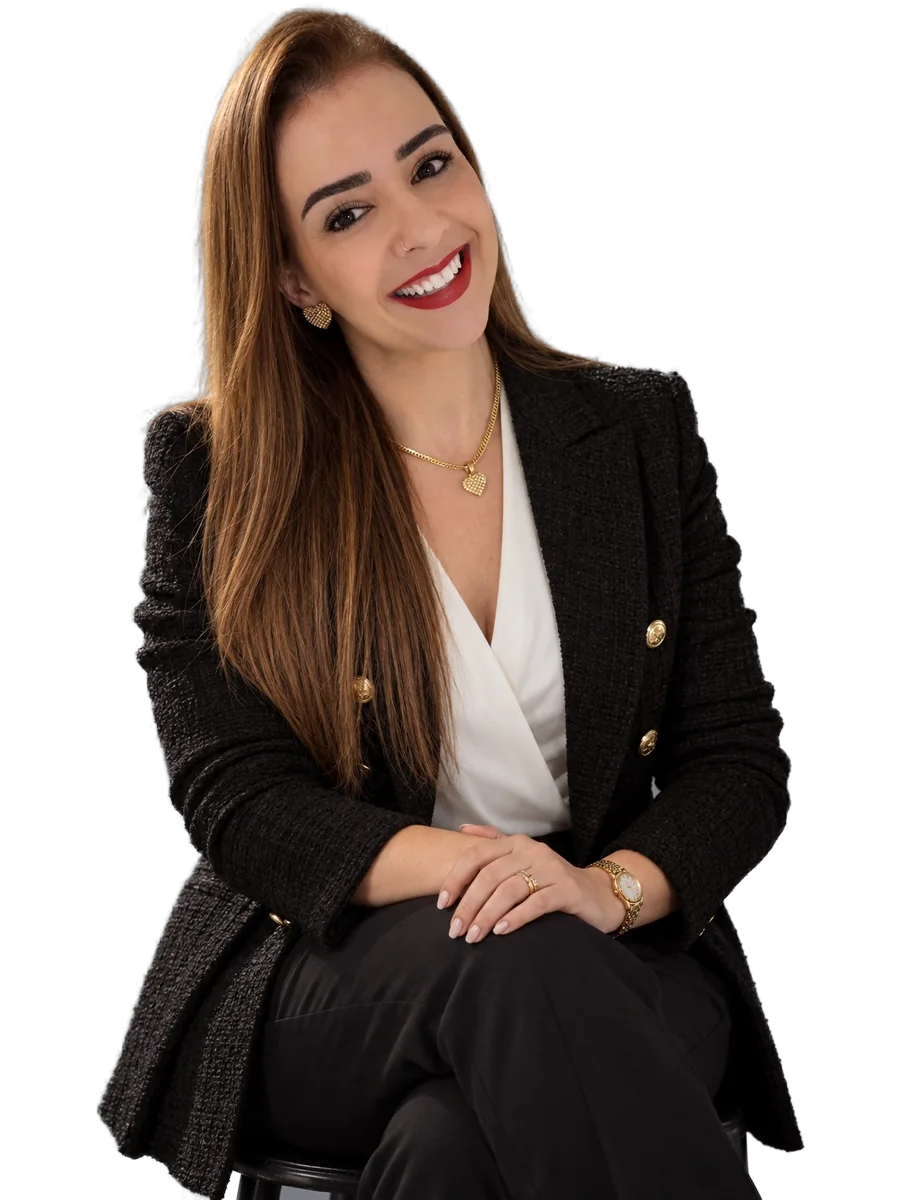 Dra. Sandra Braga, de blazer de tweed preto, sentada